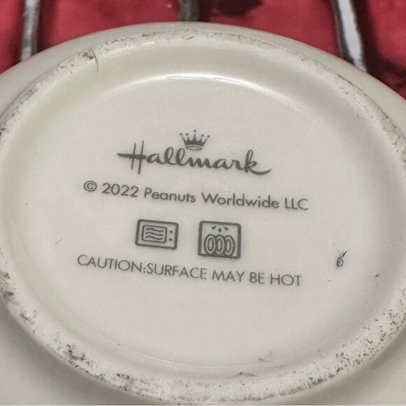 HALLMARK Valentine’s Peanuts Snoopy Hearts cards ceramic mug - Picture 3 of 8